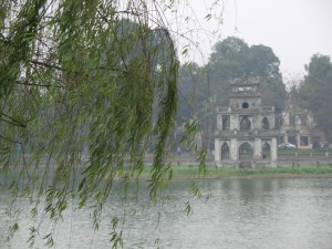 ホアンキエム湖畔