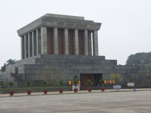 静かにたたずむホーチミン廟
