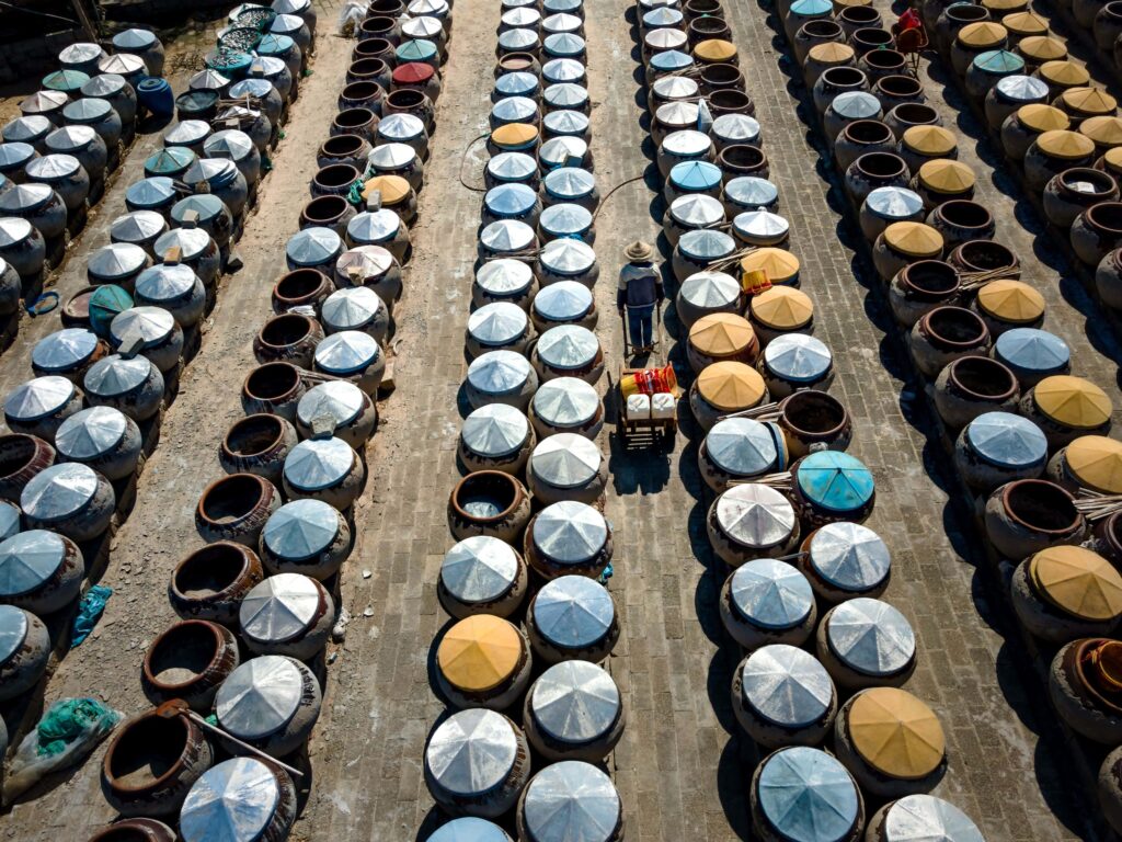 Phan Thiếtのヌックマム製造所に並ぶ陶製の甕